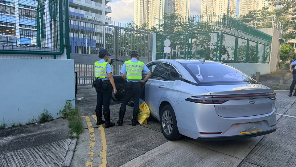 警方新界北打擊白牌車拘2人 揭內地男假冒網約車登記人