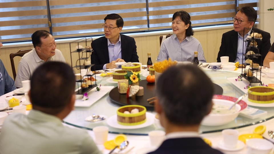 李家超與在閩香港長者茶聚 介紹政府7月推出可攜現金援助優化安排