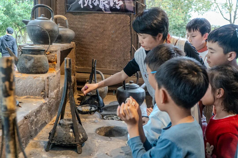 體悟匠心以墨寄情  皖黟縣南屏完整復刻《家業》制墨場景