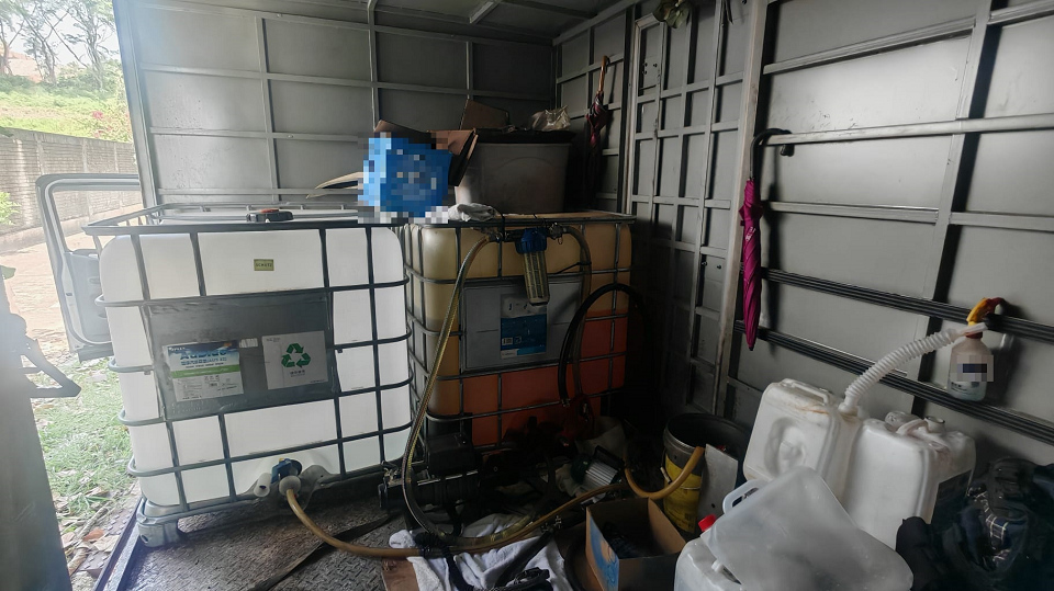 警方消防打擊非法加油站 拘3男1女檢3100公升柴油