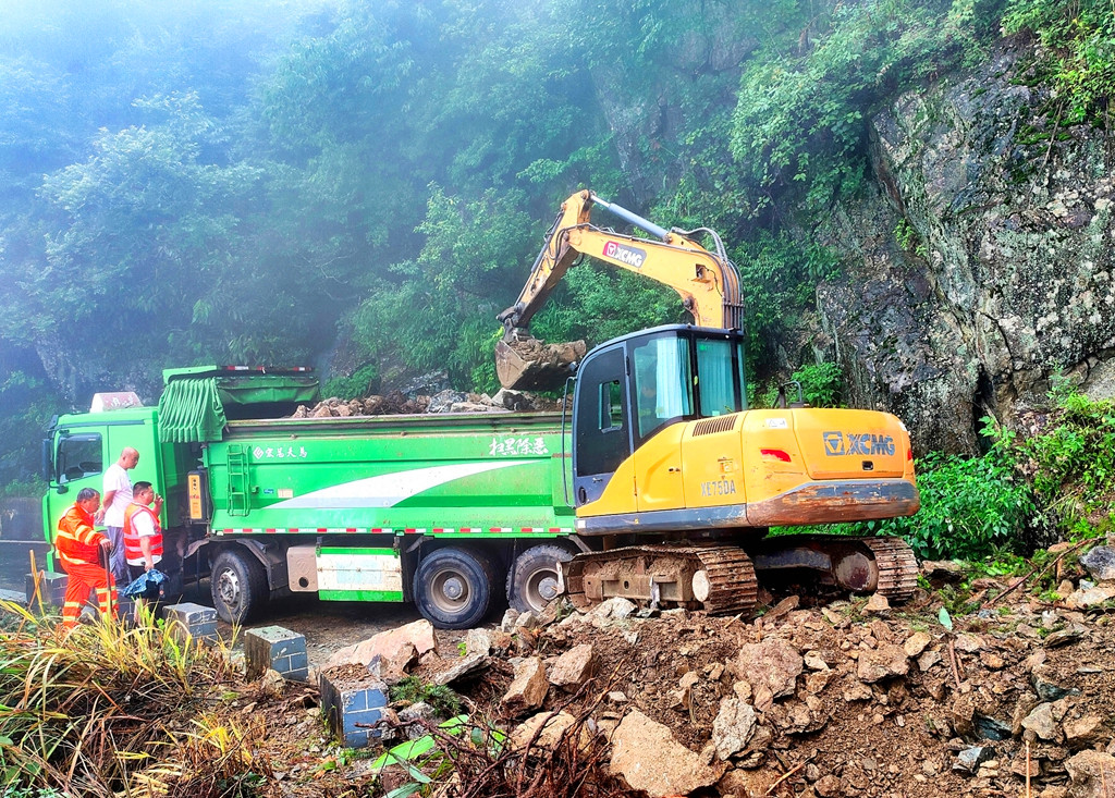強巡查快處置 皖休寧公路搶清塌方力保安暢