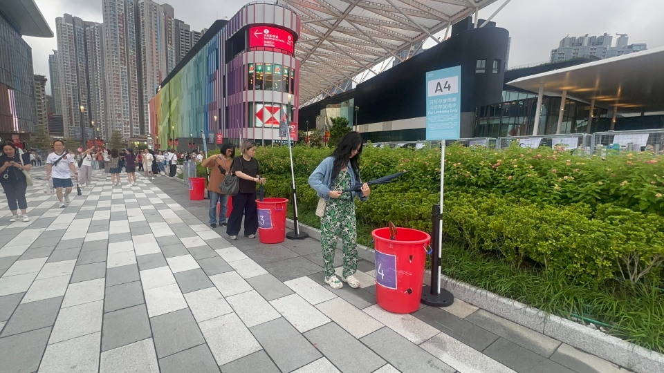 因應天雨關係 啟德體育園提醒演唱會觀眾提早出行避免人潮