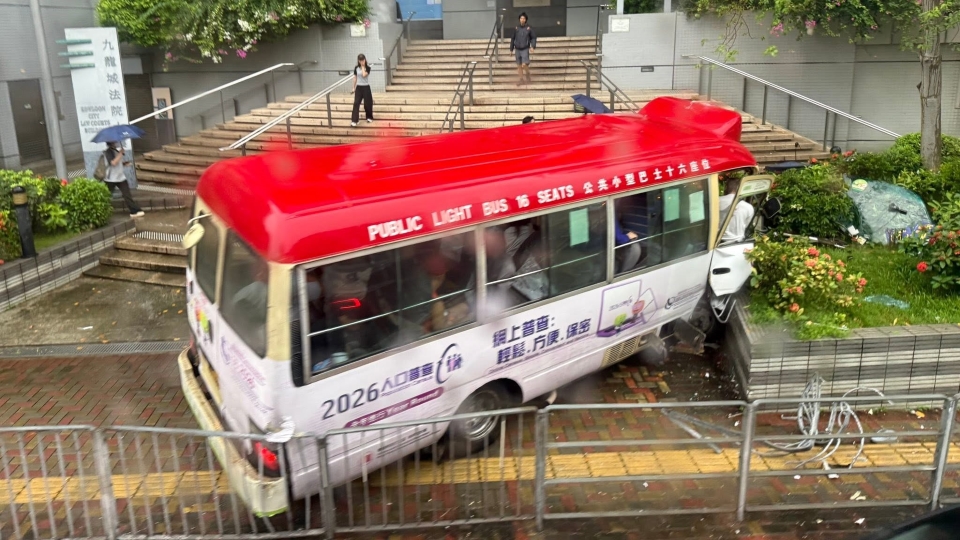 九龍城有小巴剷上行人路致20人受傷 1名途人經搶救不治