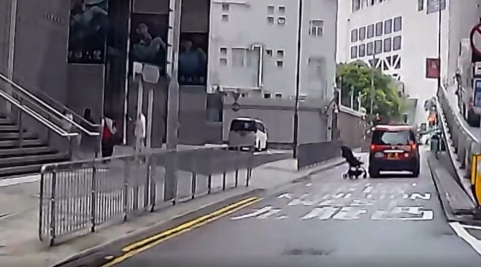 有片〡警察總部嬰兒車「衝出」馬路 的士險撞虛驚一場