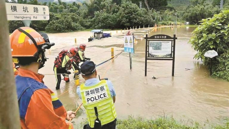 山洪突發村民被困 深汕民警拉繩救援