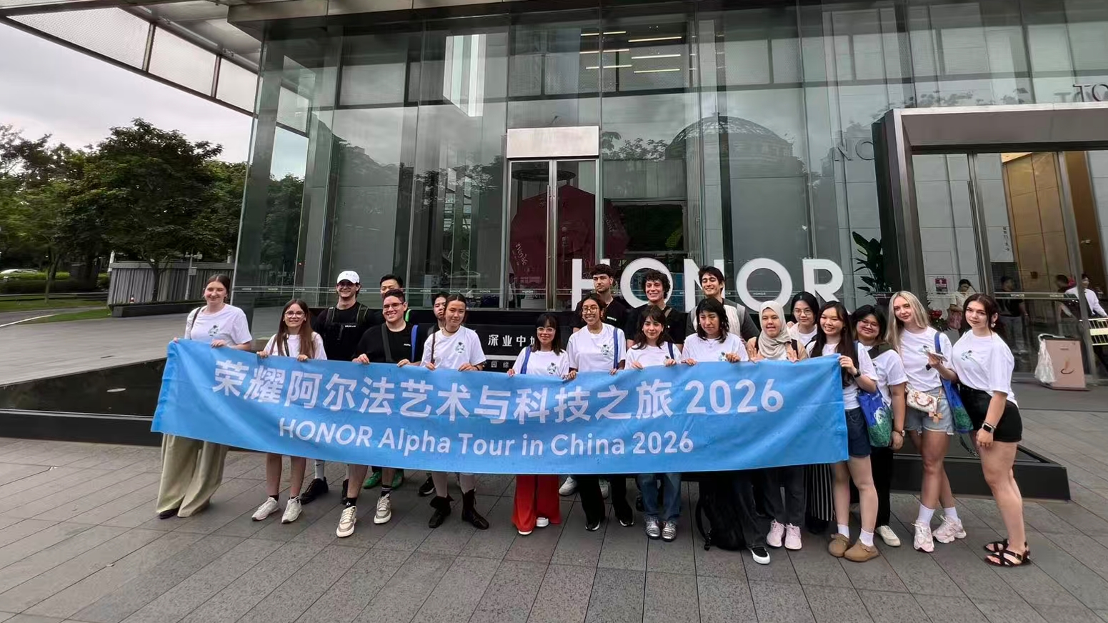 榮耀阿爾法藝術與科技之旅深圳啓航 國際青年共賽人形機器人閃電