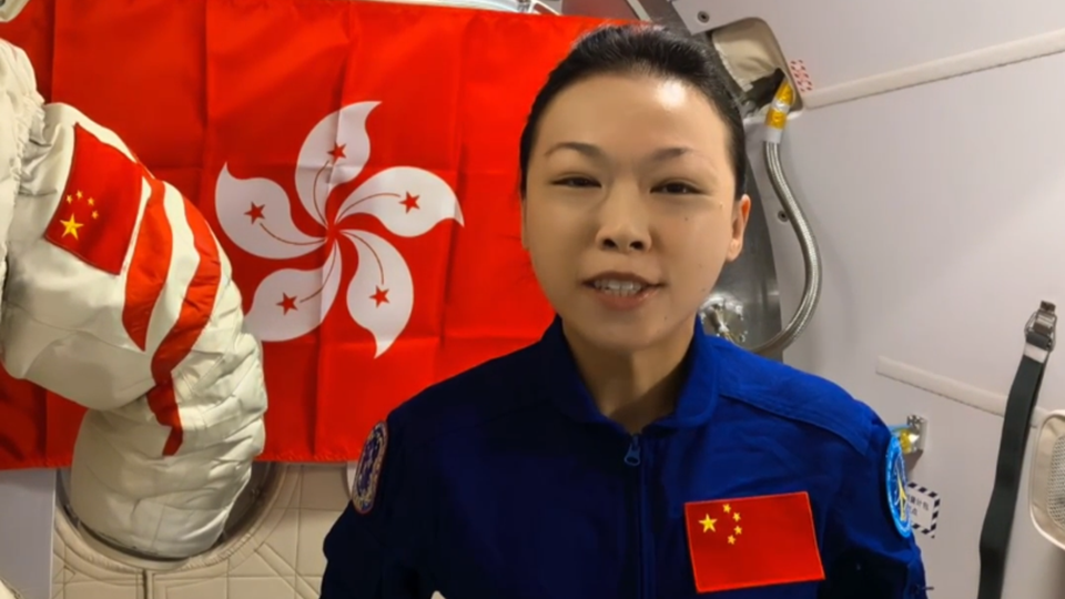有片｜首位港產航天員黎家盈在空間站展示香港特別行政區區旗