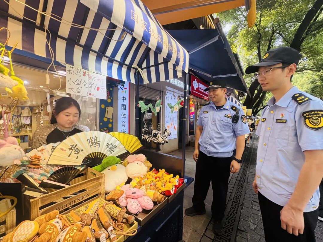 數字賦能精細治理 江岸特色街區外擺經濟實現秩序煙火雙向兼顧