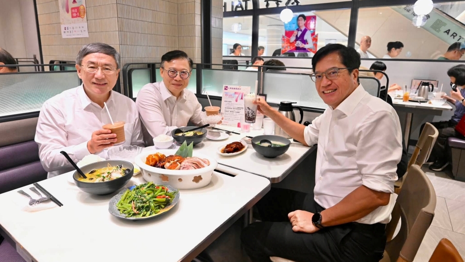 香港回歸29周年｜3副司長上環茶餐廳享用全單七一折優惠 與市民共慶回歸