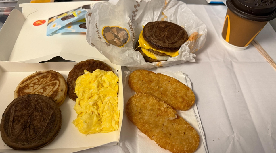 有片〡回歸日旅發局商戶優惠 麥當勞首推朱古力班戟豬柳蛋漢堡大排長龍 