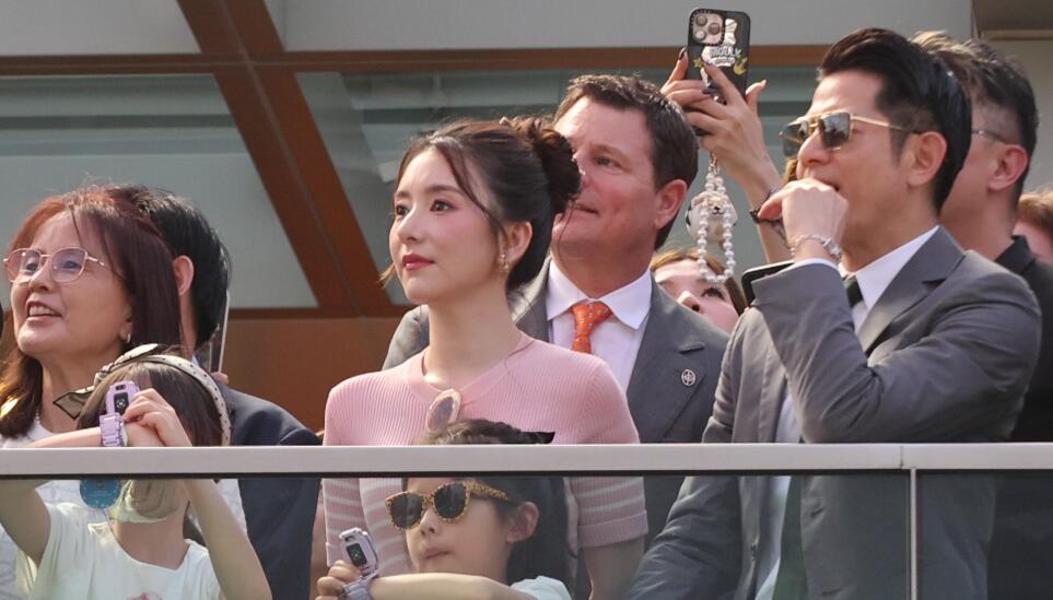   城城全家入場支持舞林寶典 馬迷大讚方媛好靚女