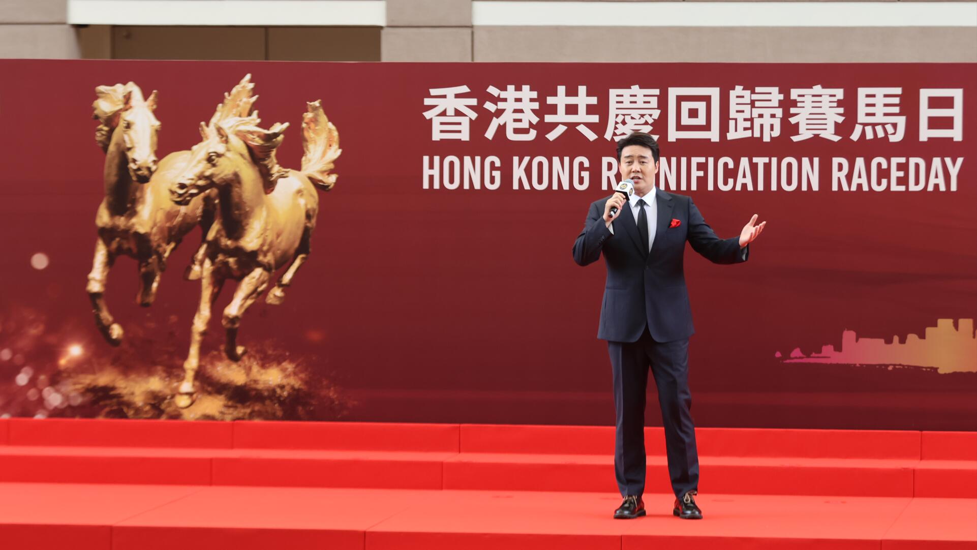 回歸賽馬日 張英席獻唱兩曲 激昂歌聲震撼全場
