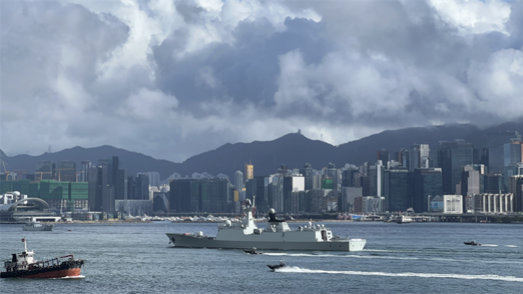 海軍南寧艦、衡陽艦艦艇編隊駛入維多利亞港