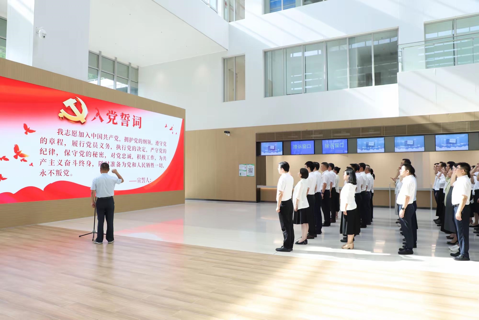 深圳坪山區人民醫院慶「七一」重溫入黨誓詞，老黨員點讚新院區