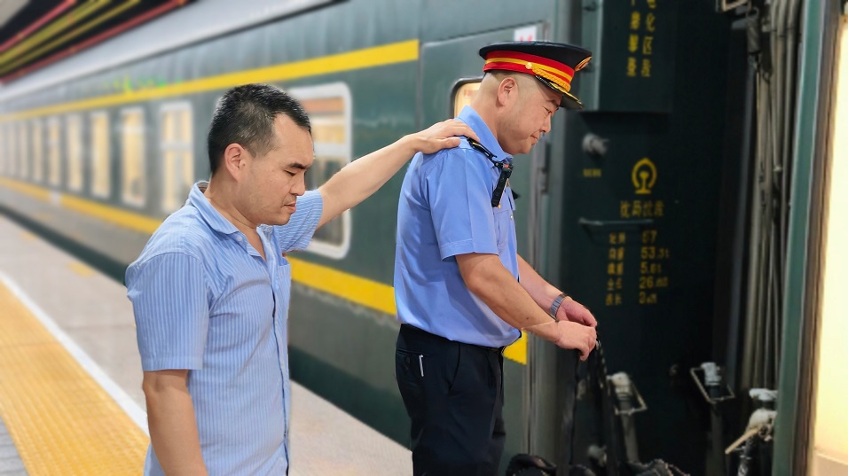 黨旗映初心 服務暖旅途｜瀋陽客運段Z13次列車黨員接力幫扶視障旅客