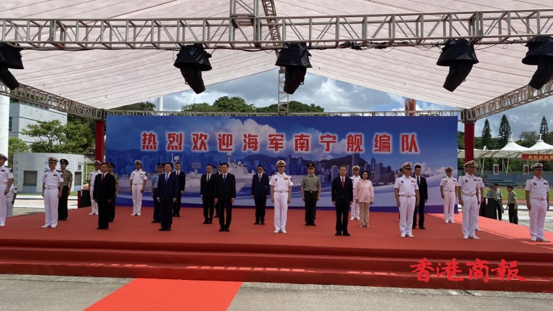 南寧艦編隊抵港 數百市民學生揮國旗歡迎