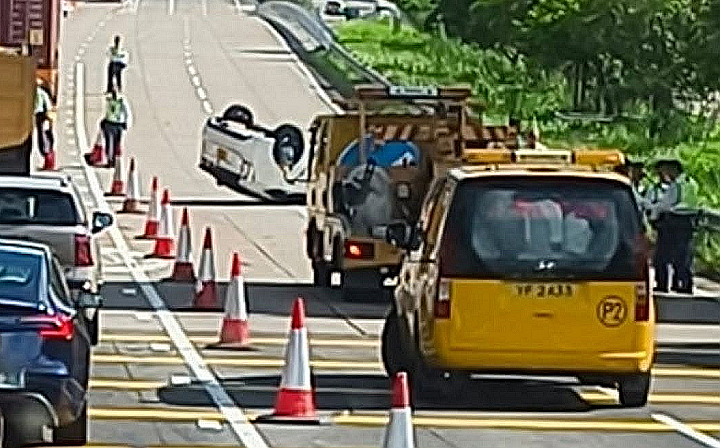 青朗公路3車相撞 私家車四輪朝天 交通受阻2小時
