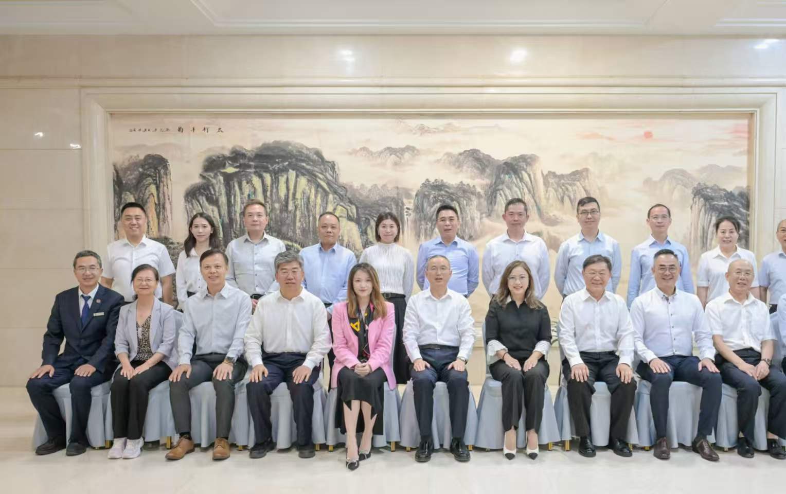 張春林會見晉港通慶回歸獻禮專題活動首個訪問團
