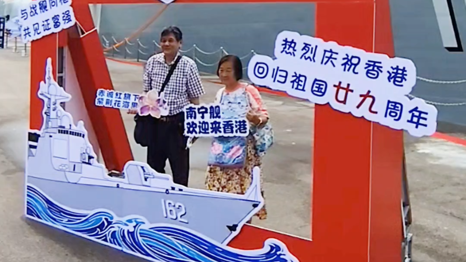 有片丨市民登軍艦激動流淚 婆婆：可能是人生最後一次
