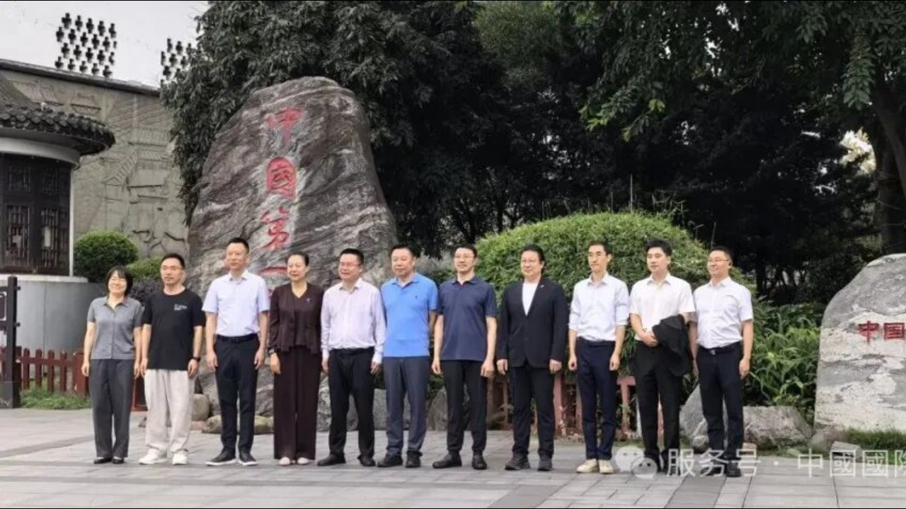 趙之境攜香港藝術家赴瀘州重走紅軍之路寫生採風 中國國際水墨學會瀘州寫生基地正式揭牌