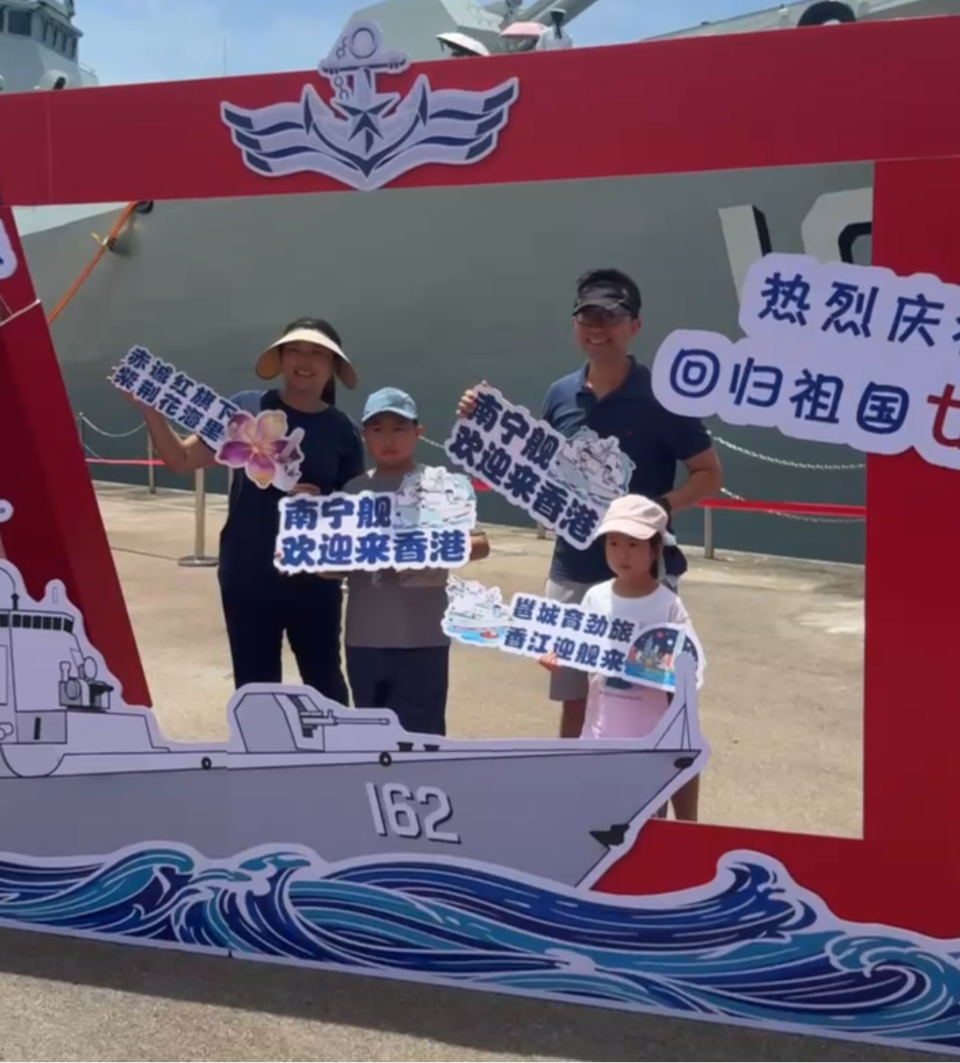老兵：軍艦對香港繁榮穩定有很大幫助  小朋友：回校會向同學介紹