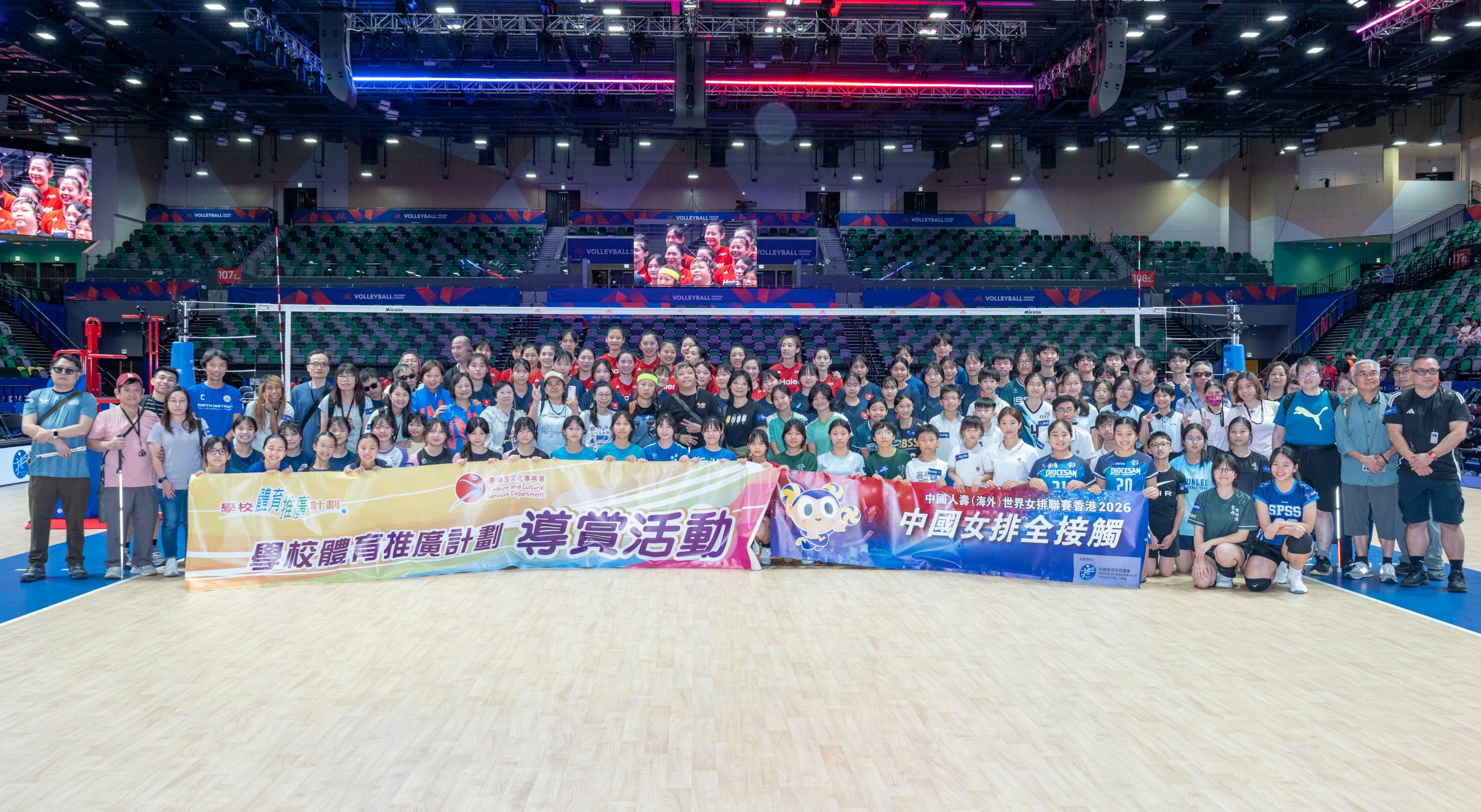 中國女排全接觸 親授球技兼辦簽名會