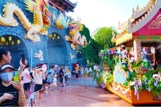 暢享水花＋煙火浪漫　綿陽方特「民族潑水節」解鎖夏日清涼文旅盛宴