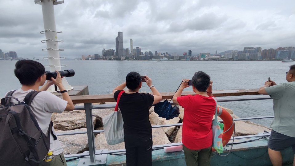市民自發到海旁歡送軍艦 爭相拍照攝下軍艦風采