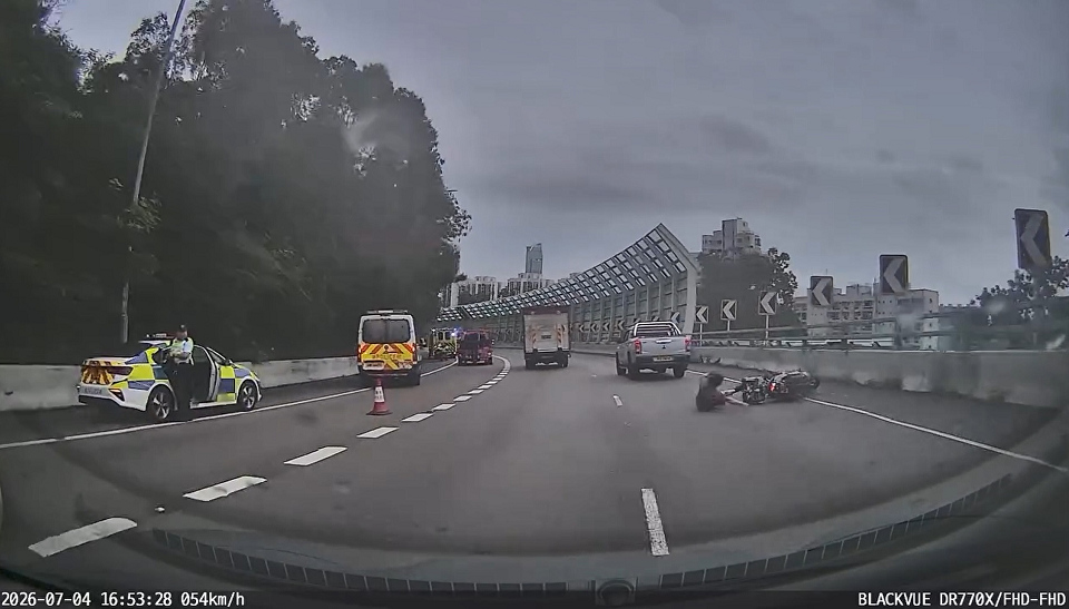 有片〡前車收慢電單車人仰馬翻 網民：都係八卦累事