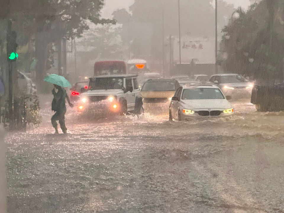 有片〡黃雨下新界多處水浸 錦田公路封閉巴士改道