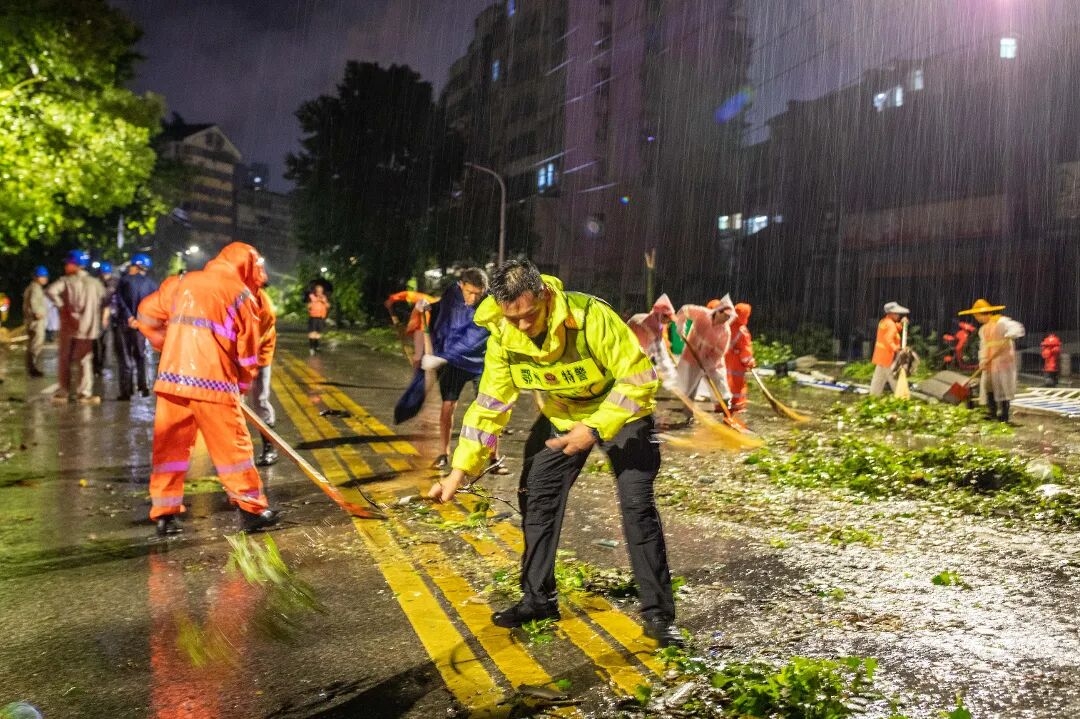狂風暴雨突襲鄂州 多部門連夜搶險清障築牢城市安全防線