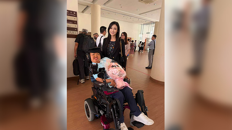 醫生曾斷言她活不過8歲 脊髓肌萎症少女姚心悅憑兩指完成文憑考試 畢業禮上分享追夢歷程