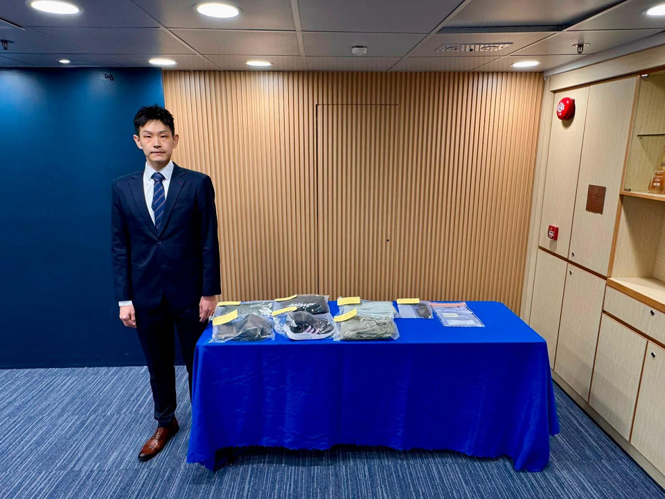 兩童踩單車遭假警截查騙走充電器 警2日內拘男女疑犯