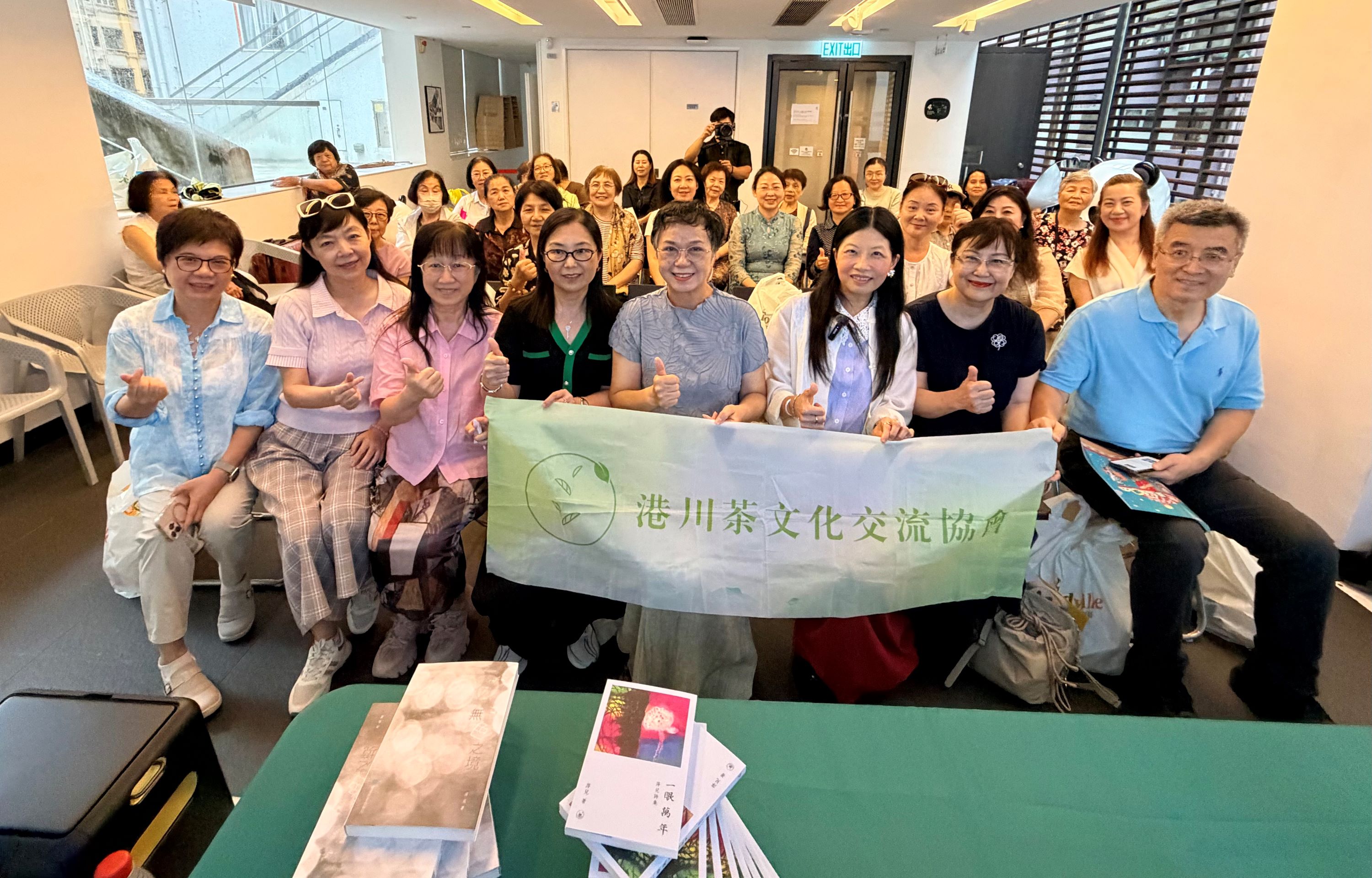 港川茶文化交流協會參觀文學館慶回歸