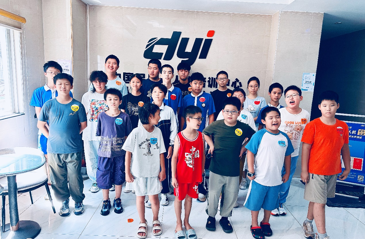 深圳再奪全國「低空第一證」! 33名少年搶先入局成低空「小飛手」