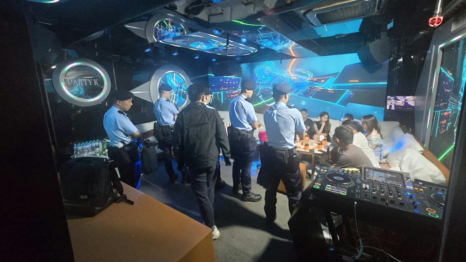 黑幫改裝工廈經營非法夜總會 警方紅磡大規模執法拘65人