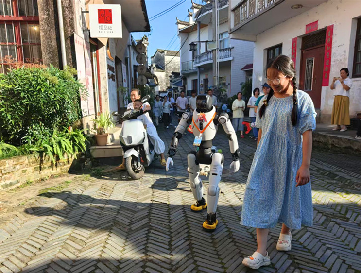 「機器人音樂快閃」主題活動吸睛  皖黟縣解鎖全新鄉遊模式