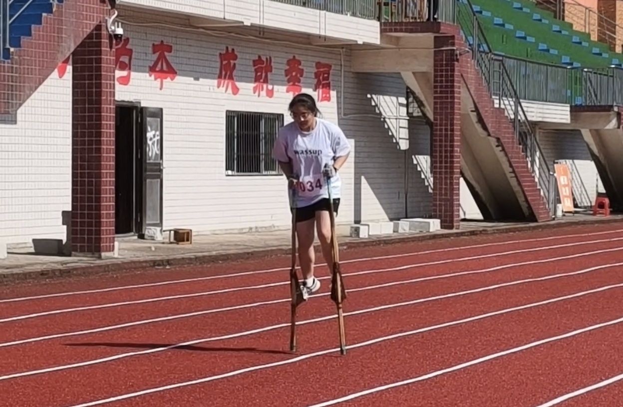 燃炸賽場！高腳競速上演極致速度與平衡對決！