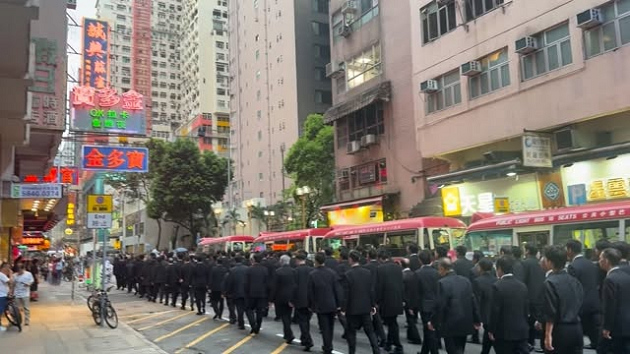 有片〡甄子丹旺角拍《殺神》外傳大陣仗 逾百黑衣人列隊惹網民熱議