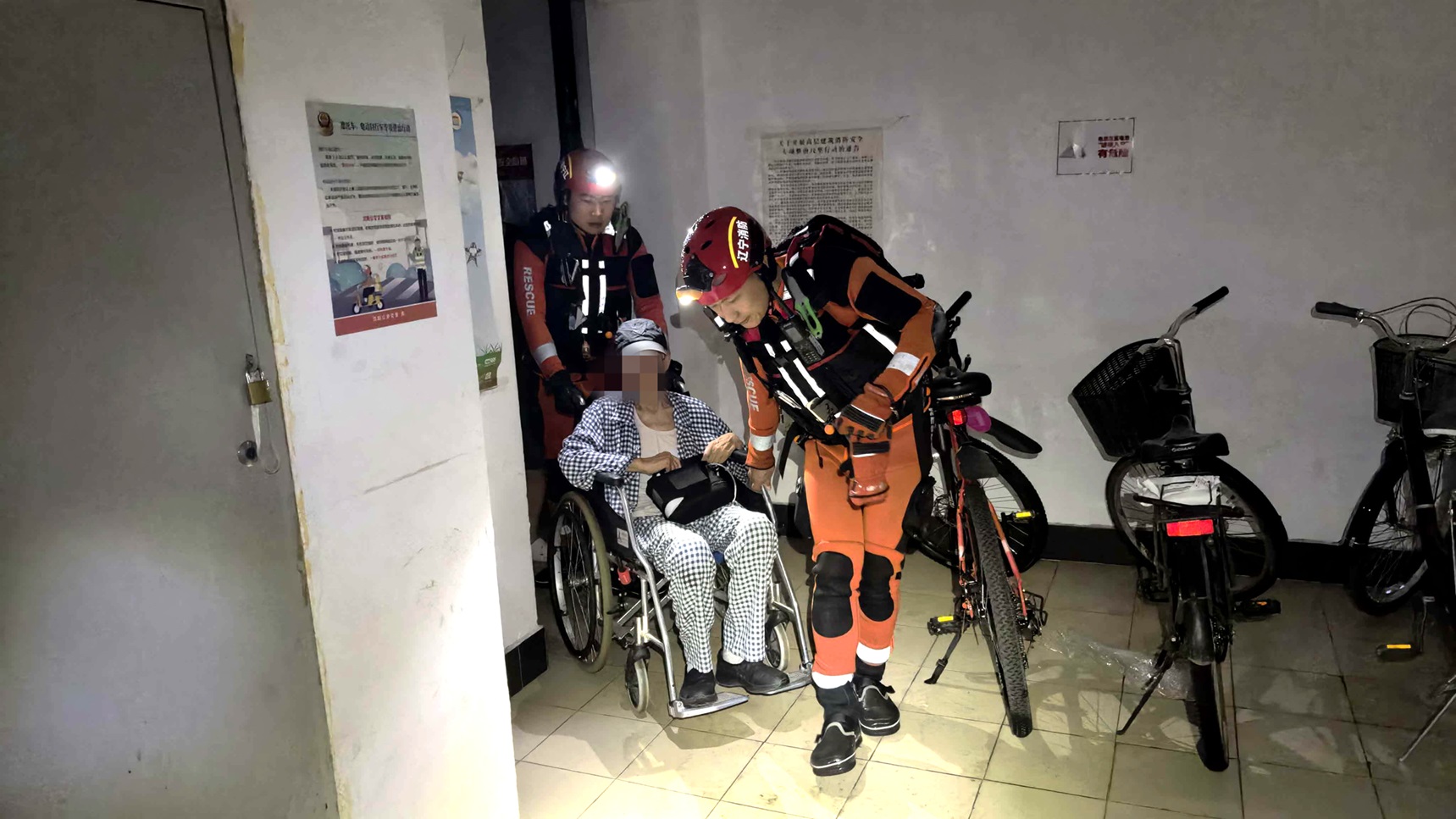 雨夜斷氧命懸一線 鐵西消防涉水開闢「生命航道」