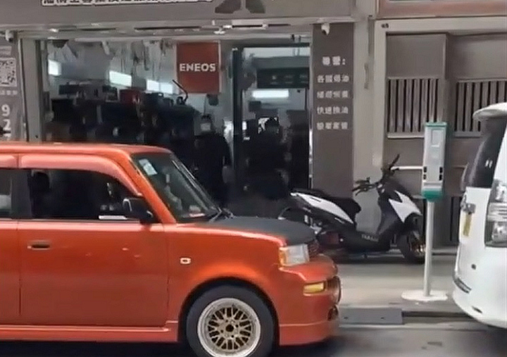 有片〡紅磡車房尋人不果掃場 警方拘兩惡男涉刑毀