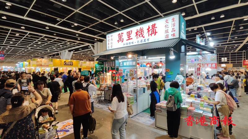 有片 | 家長帶子女逛書展 預算數千元掃貨