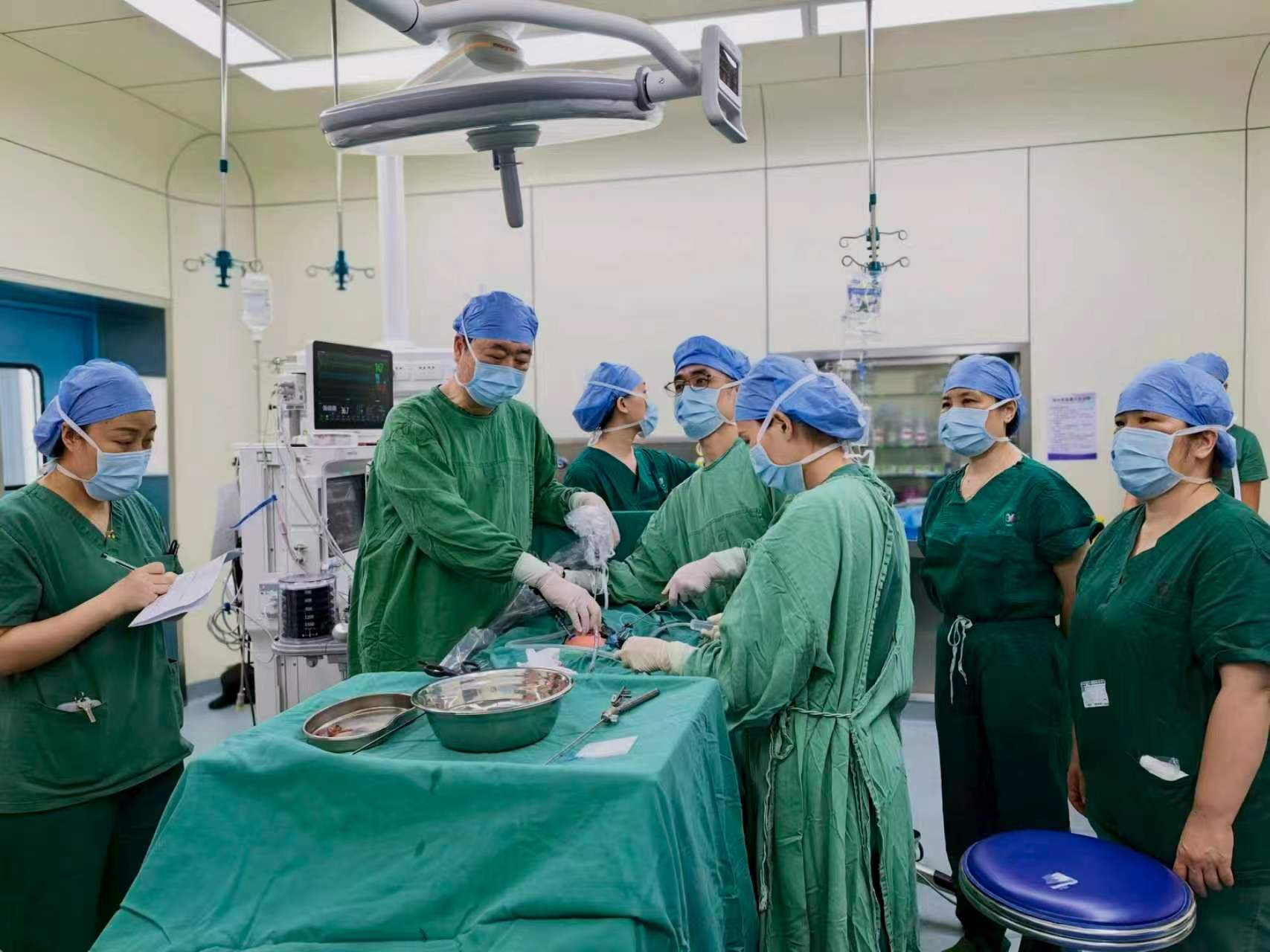 深兒醫專家主刀 電白完成首例新生兒腹腔鏡微創手術