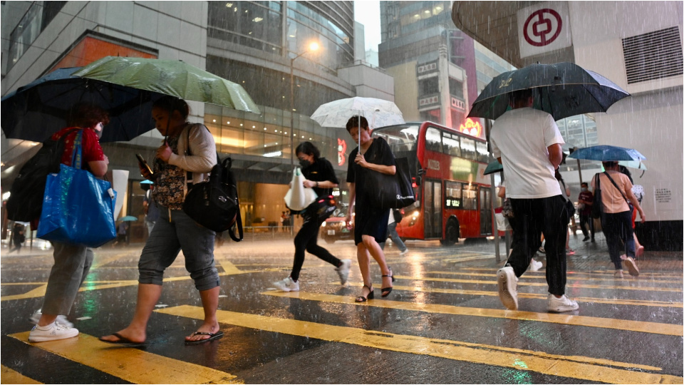 天文台發紅雨警告 上午校及全日制學校停課