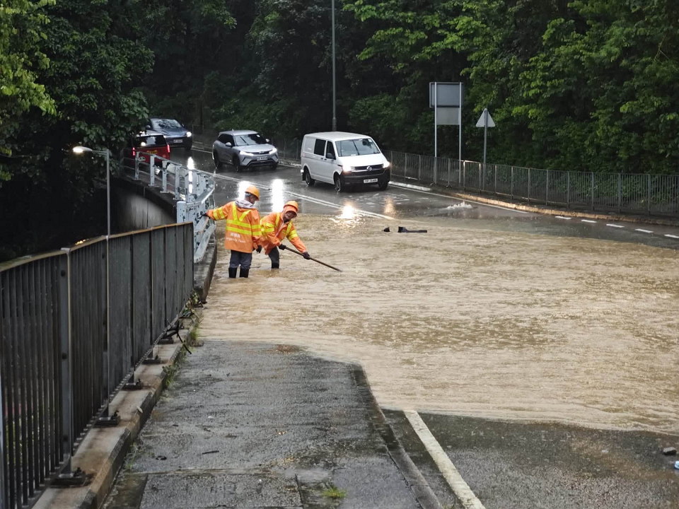 渠務署紅雨派90隊緊急應變隊 清理3宗水浸個案