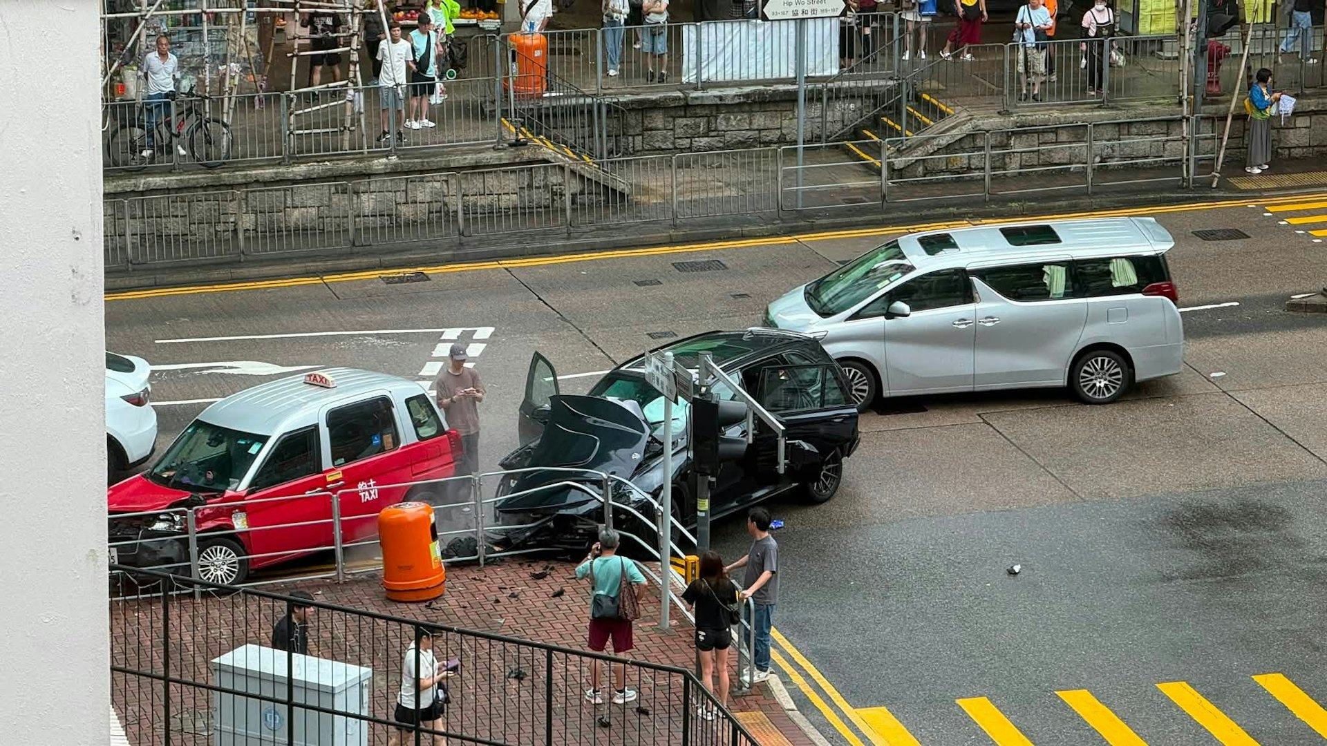 觀塘的士私家車雙撞 釀兩人受傷