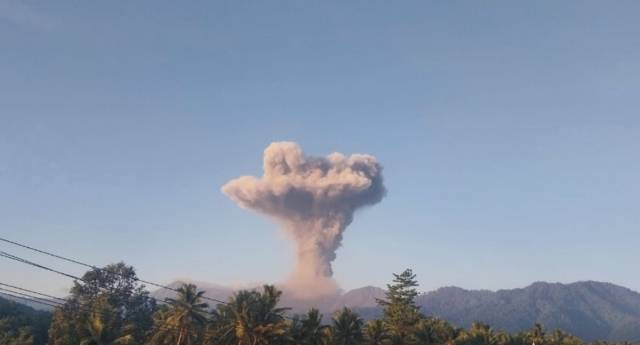 印尼杜科諾火山噴發 火山灰柱高達2100米