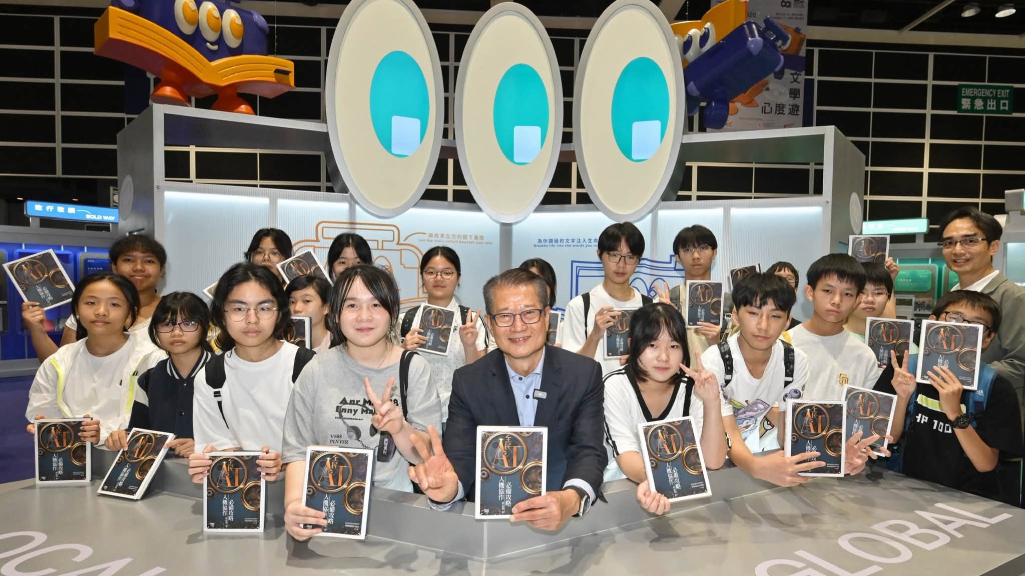 陳茂波與學生逛書展 鼓勵學生擁抱AI