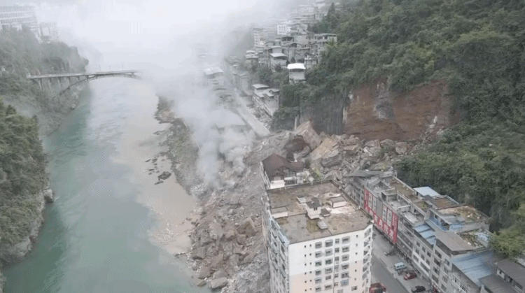 重慶彭水一路段突發山體崩塌 現場已搜救出7名被困者
