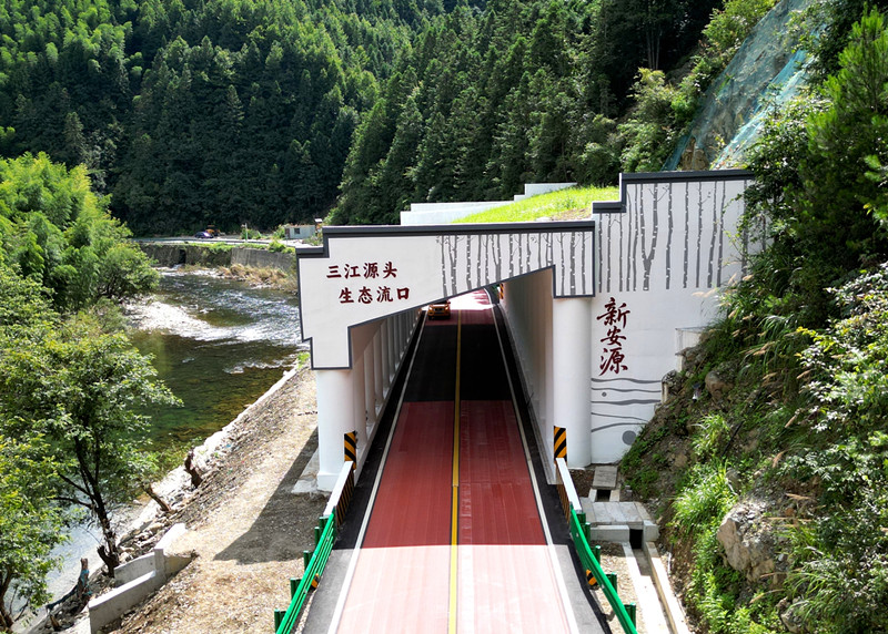 皖休寧縣：邊坡災害隱患點「變身」公路景觀點